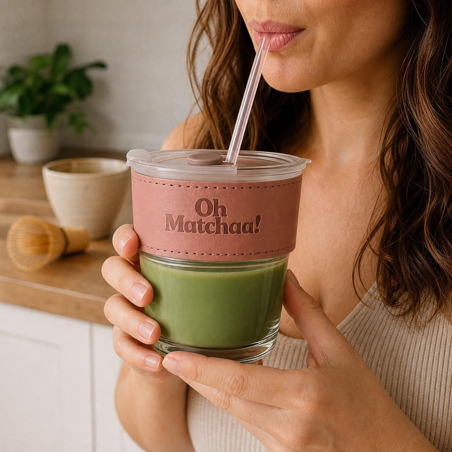Femme buvant un matcha latte dans le verre nomade OhMatchaa