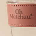Détail du manchon en cuir gravé OhMatchaa du verre à matcha