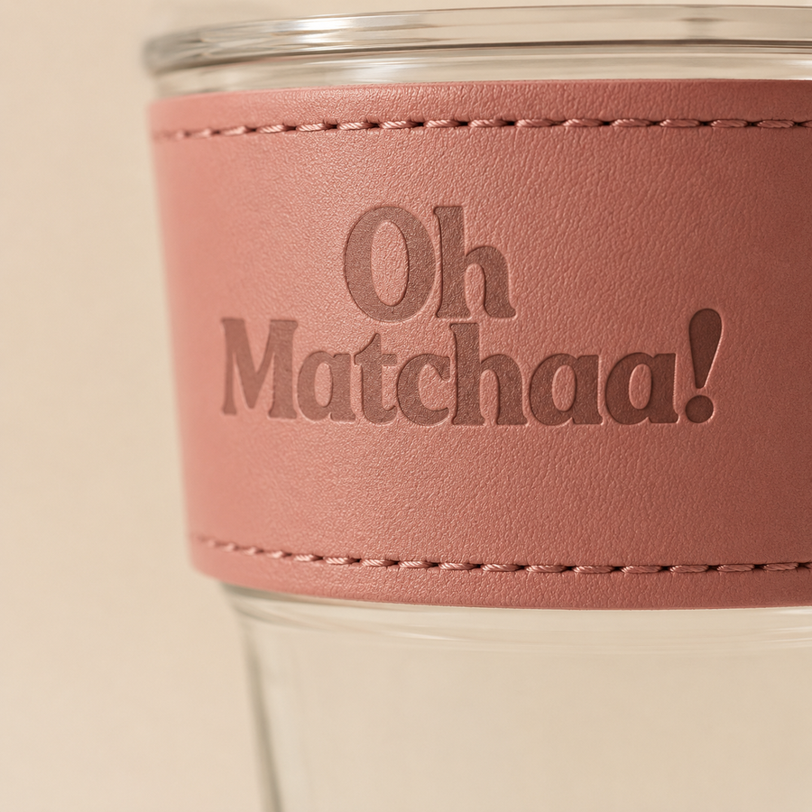 Détail du manchon en cuir gravé OhMatchaa du verre à matcha